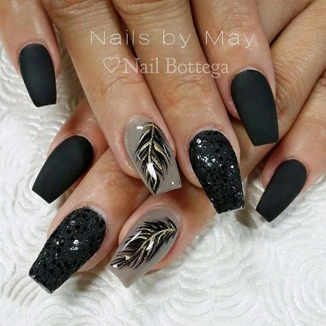 Black Nails With Feather Design, Nail Feather Design, Black Feather Nails, Feathers Nail Art, Nail Art Feather, Feather On Nails, Black Coffin Nails Design, Feather Nail Art Designs, Feather Nail Design