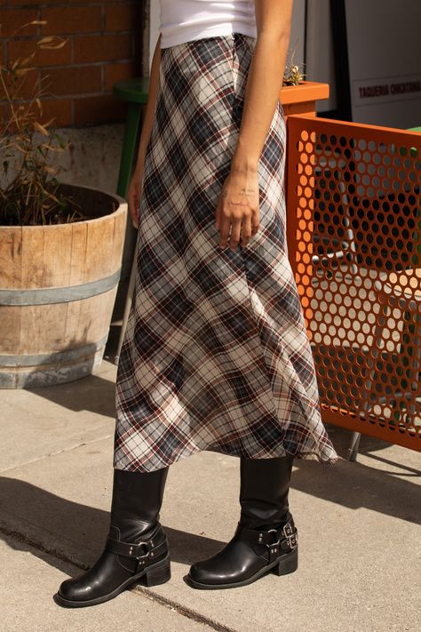 PLAID CHIFFON MIDI SKIRT Tartan Fashion Women, Pleated Plaid Skirt Outfit, Plaid Maxi Skirt Outfit, Plaid Midi Skirt Outfit, Flared Skirt Outfit, Fall Dress Outfit With Boots, Long Plaid Skirt Outfit, Long Dress With Boots, Midi Skirt With Boots