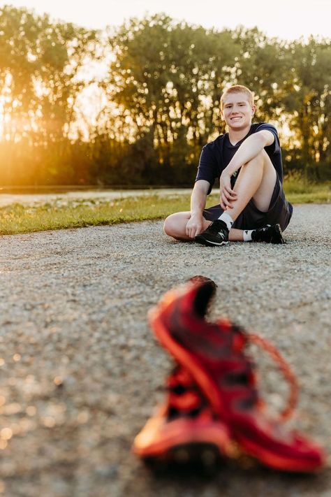 Country Senior Photos, Cross Country Pictures, High School Cross Country, Track Senior Pictures, Unique Portraits, Senior Photography Inspiration, Senior Photos Boys, Door County Wi, Country Outfit