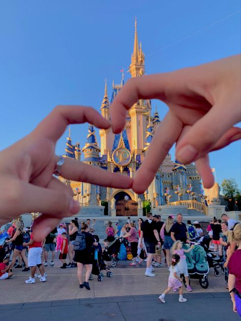 Disney With Friends, Friends At Disney, 50th Anniversary Disney, Disney World Photo Ideas, Aesthetic Best Friends, Finger Hearts, Vacay Pics, Life Core, Tall Friends