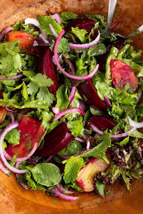 Beet Salad with Greens Green Pepper Salad, How To Make Beets, Pepper Salad, Roasted Beet Salad, Golden Beets, Jello Recipes, Green Pepper, Beet Salad, Roasted Beets