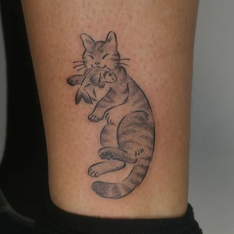 Fish Bag Tattoo, Cat With Fish Tattoo, Cat And Fish Tattoo, Warrior Cats Tattoo, Cat Tattoo Traditional, Monmon Cats, Nice Tattoos, Space Animals, Cat Tattoos