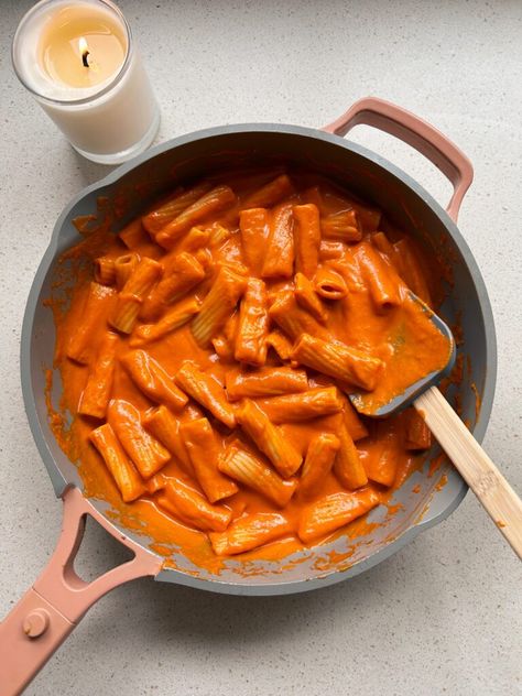 Creamy Red Pepper Pasta (Vegan) Creamy Red Pepper Pasta, Vegan Entree Recipes, Tofu Pasta, Gf Pasta, Red Pepper Pasta, Chickpea Burger, Pepper Pasta, Vegan Entree, Food Options