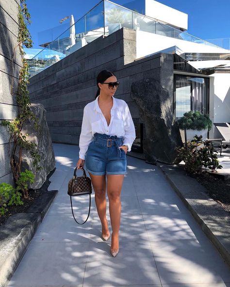 Simple white shirt with comfy high waisted denim shorts. Outfit Chic, Summer Fits, Fashion Mode, Spring Summer Outfits, Look Fashion, Summer Looks, Classy Outfits, White Shirt, Short Outfits