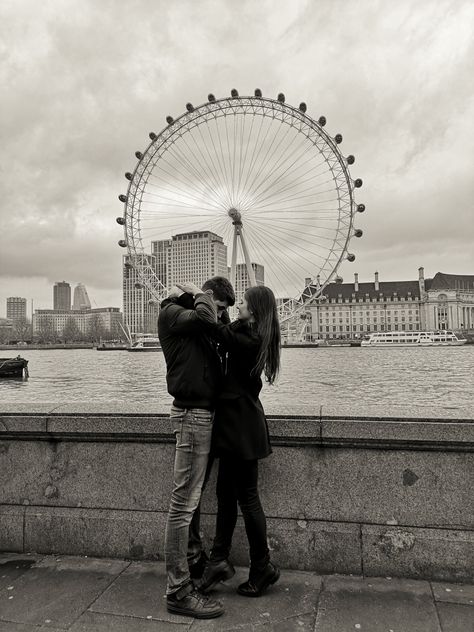 Couple In London Aesthetic, London Eye Photo Ideas, London Couple Pictures, London Couple Aesthetic, London Photo Ideas, London Couple, Love In London, Photoshoot London, London Photoshoot