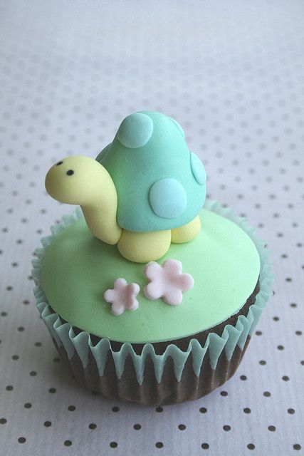 If I tried to make this it would look like a mushroom... Turtle Cupcakes, Animal Cupcakes, Sweet Cupcakes, Fondant Cupcakes, Fondant Figures, Cute Cupcakes, Fun Cupcakes, Yummy Cupcakes, A Turtle