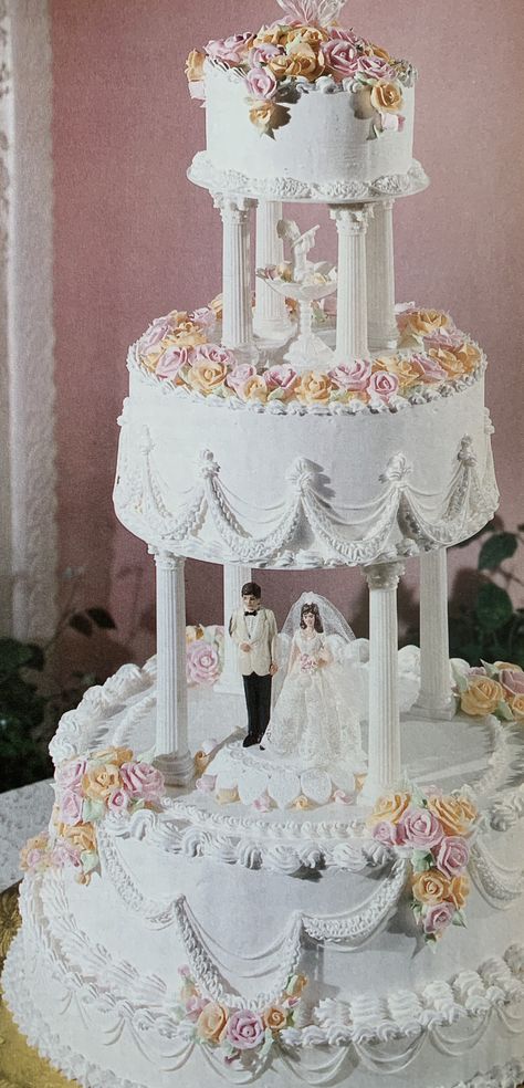 Old School Wedding, Fountain Wedding Cakes, Wedding Cake Setting, Old Fashioned Wedding, Vintage Wedding Cake, Big Wedding Cakes, Classic Wedding Cake, Chocolate Wedding Cake, Amazing Wedding Cakes