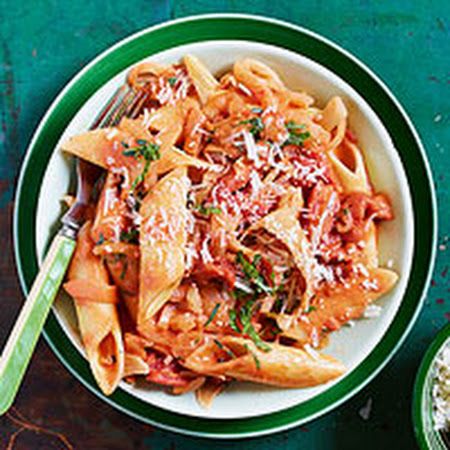 Fennel & Tarragon Penne alla Vodka!  #pasta #Italian #cheesy #pastalovers Arrabiata Sauce, Fresno Chili, Penne Alla Vodka, Pasta Party, Alla Vodka, Diner Recept, Go Vegan, Tomato Pasta, Creamy Pasta