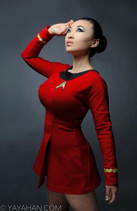 nice alternate type for uhura! (think of hoshi in Enterprise series.) Yaya Han, Star Trek Uniforms, Photo Star, Star Trek Original Series, Star Trek Characters, Star Trek Cosplay, Leonard Nimoy, Star Trek Original, Star Trek Universe