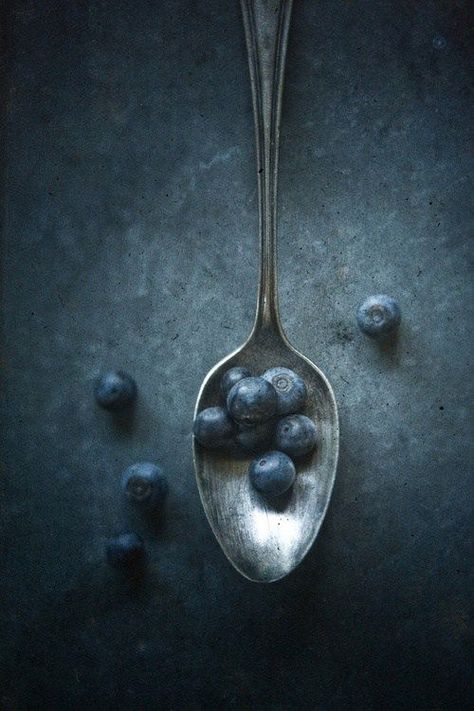 Guide to Photograhy: Keeping it simple! Blueberry Farm, Dark Food Photography, Blueberry Fruit, Food Photography Inspiration, Fruit Photography, Still Life Photos, Foto Tips, Food Photography Styling, Still Life Art