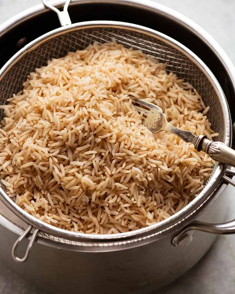 Pot of freshly cooked Brown Rice - Basmati Rice Basmati Rice Recipes Easy, Brown Rice Cooking, Brown Basmati Rice, Rice In The Oven, Basmati Rice Recipes, Cooking Basmati Rice, Chicken Tikka Masala Recipes, Resep Salad, Brown Rice Recipes