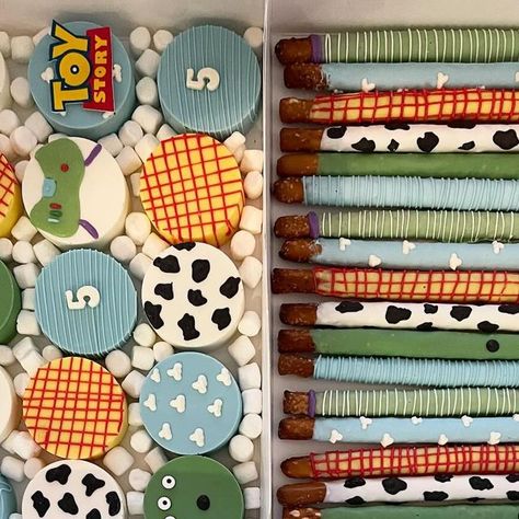 Boxed Dipped Sweets on Instagram: "Toy Story 🫶 This was a Dolce Package | 10 dozens It had all the treat menu! Cakesicles, strawberries, cupcakes, Rice Krispies, Oreos, pretzels, & brownies   Client wanted the pattern as the design & I loved it 😍  #partypackages #treatmaker #toystory #partytreats #chocolatecoveredstrawberries #cupcakes #cakesicles" Toy Story Dipped Oreos, Toy Story Oreos Chocolate Covered, Toy Story Themed Desserts, Toy Story Oreos, Toy Story Dessert Table Ideas, Toy Story Birthday Cupcakes, Toy Story Birthday Treats, Toy Story Cakesicles, Toy Story Treat Table