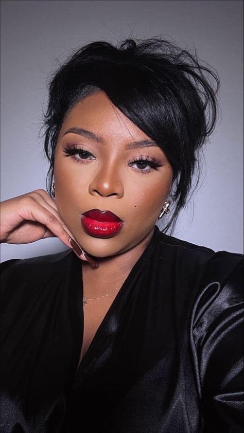 Black Eyeliner Red Lipstick, Red Lip With Dark Liner, Vampy Lip Makeup Look, Bold Red Lip Makeup Black Women, Dark Skin Makeup With Red Lips, Red Lipstick Black Liner, Black Liner Red Lips, Red Lip Liner And Gloss, Red Lip On Black Women