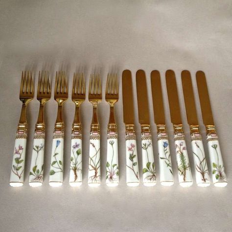 Danish Interior Design, Fork And Knife, Flora Danica, Dining Ware, Casual Dinnerware, Utensil Storage, Dessert Set, China Dishes, Fantasy Homes