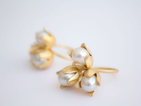 Small Earrings Gold, Bijoux Art Nouveau, Gold Earrings Models, Pearl Jewelry Design, Pearl Jewelry Wedding, Gold Pendant Jewelry, Bangles Jewelry Designs, Gold Jewelry Simple, Gold Bangles Design