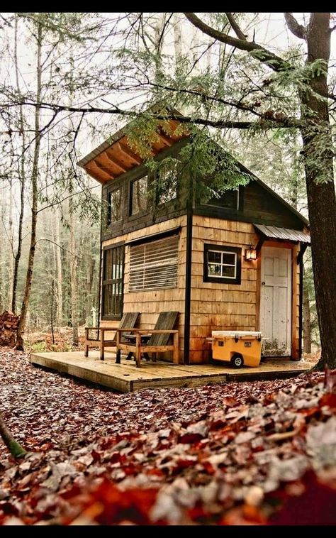 Tiny House In The Woods, Wooden Cabin, Tiny House Inspiration, Tiny Cabins, Little Cabin, Tiny Cabin, Bungalow House Design, Tiny House Cabin, Small Cabin