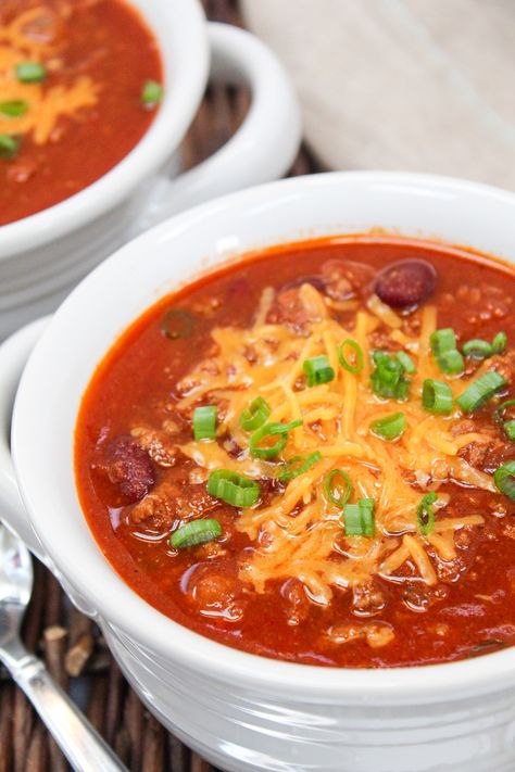 Texas Roadhouse Chili Recipe Roadhouse Chili Recipe, Texas Roadhouse Chili Recipe, Sweet Chili Recipe, Texas Chili Recipe, Copycat Texas Roadhouse, Chili Beef, Cheese Curd, Homemade Chili Recipe, Hearty Chili