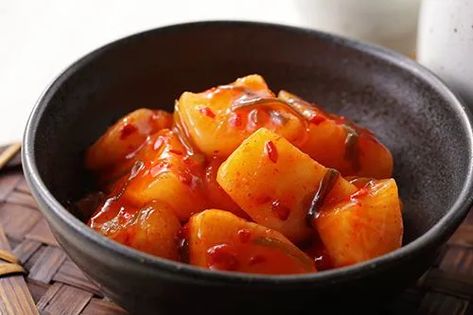 Kimchi with Daikon Radish and Apples Recipe ⋆ Fermenters Kitchen Sweet Kimchi Recipe, Radish Kimchi Recipe, Daikon Recipe, Radish Kimchi, South Korean Food, Daikon Radish, Korean Kitchen, Healthy Probiotics, Sauerkraut Recipes