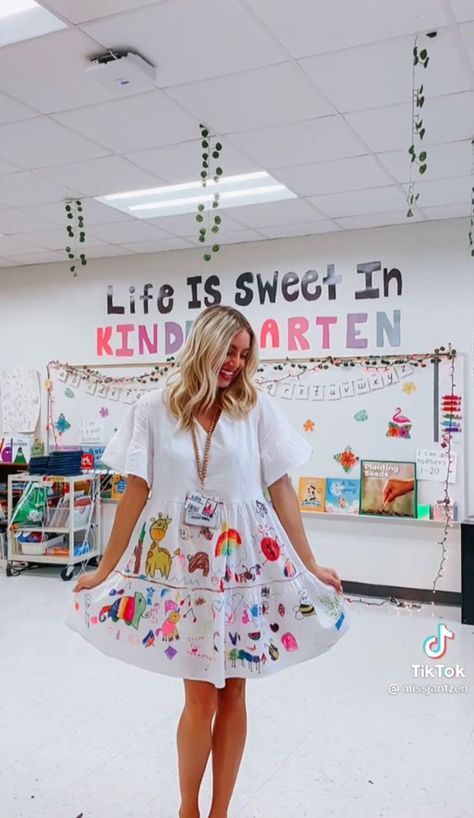 Welcoming Day School, Teacher Ideas Kindergarten, Kindergarten Teacher Aesthetic With Kids, Small Teacher Bulletin Boards, Viewsonic Classroom, Classroom Themes Colorful, Teacher Elementary Classroom Ideas, Outfits For Kindergarten Teachers, Elementary School Crafts For Kids