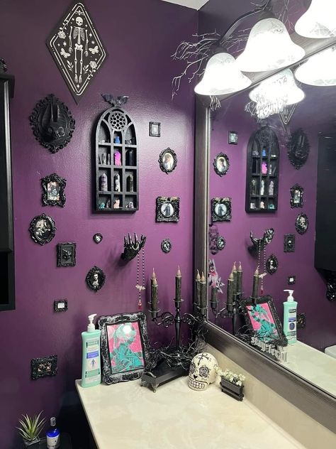 Purple Goth Bathroom, Whimsy Goth Bathroom, Black And Purple Bathroom, Goth House Interior, Gothic House Decor, Painted Shelves, Goth Houses, Geek House, Gothic Room