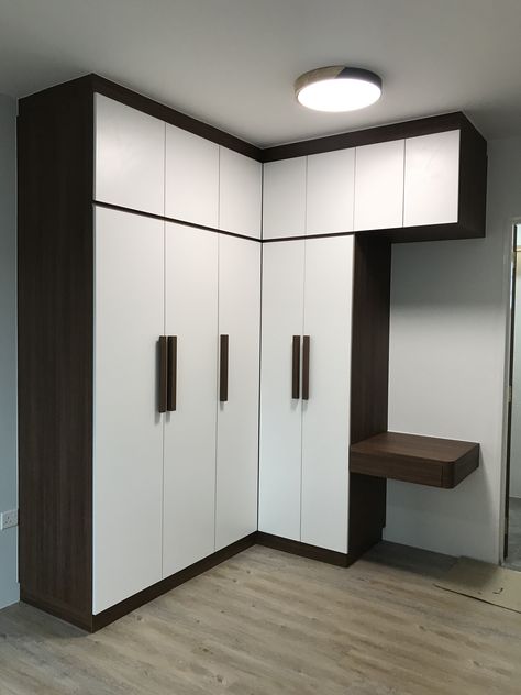 L Cupboard Design, Corner Almirah Designs, L Shape Wardrobe Design Bedroom Modern, L Shaped Closet, Almirah Designs Wardrobes, Almirah Designs Bedrooms, Wardrobe Design Bedroom Modern, Cupboard Makeover, Wall Wardrobe Design