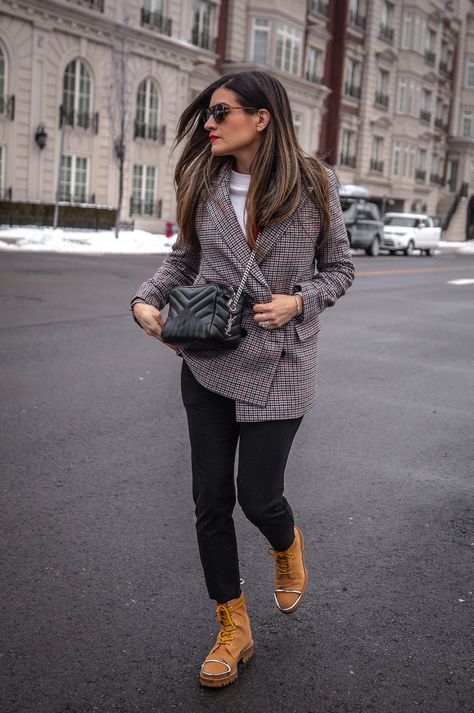 Nathalie Martin Style, Joggers Street Style, Nathalie Martin, Frank And Eileen, Style Pinterest, Chic Winter Outfits, Statement Coat, Winter Chic, Anine Bing