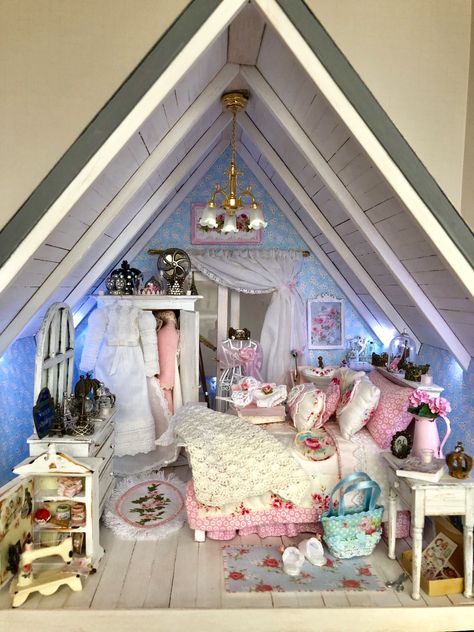 Dollhouse miniature shabby chic beach house bedroom Shabby Chic Furniture Diy, Chic Beach House, Shabby Chic Beach, Beach House Bedroom, Dollhouse Bedroom, Doll House Plans, Doll House Crafts, Victorian Dollhouse, Dolls House Interiors