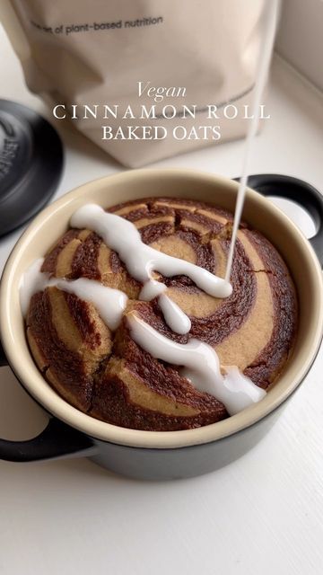 Holly | Baked Oats & Porridge on Instagram: "This cinnamon roll baked oats has to be one of the most delicious baked oats recipes I've ever made! Sweet + cinnamon flavours, basically cake for breakfast! Using @plantogenuk vanilla seed protein High protein and plant based 🌿 Macros: 375kcal | 47.6 C | 11 F | 19.8 P What you need: 50g super fine oats / blended rolled oats 20g vanilla seed protein @plantogenuk 130ml plant based milk (I used pressed coconut water) 1/2tsp baking powder 1/4tsp cinna Healthy Cinnamon Roll Baked Oats, Baked Oats Cinnamon Roll, Cinnamon Baked Oats, Cinnamon Roll Baked Oats, Baked Oats Recipes, Cinnamon Roll Baked Oatmeal, Blended Oats, Oats Porridge, Oatmeal Flavors