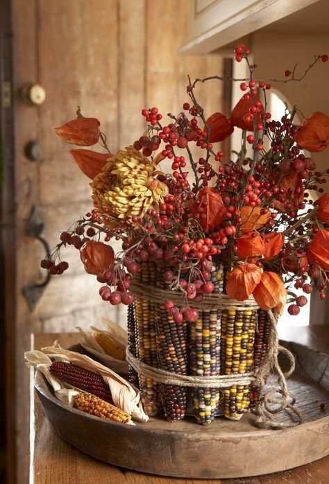 DiY Indian Corn Vase ::: Wrap a can with rubber bands.  Then remove the husks from corn and simply slide the corn cobs in standing them upright. Cover the rubber bands with twine & fill with fall flowers like dahlias, mums, berries and asters! Harvest Ideas, Fruits Decoration, Vase Ideas, Interior Boho, Indian Corn, Autumn Breeze, Prim Christmas, Fall Arrangements, Fall Deco