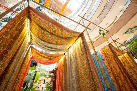 Indonesian Festival Decoration, Kampung Vibes, Batik Decoration, Thai Decor, Summit Homes, Moroccan Theme, Fashion Displays, Traditional Wedding Decor, Kunming