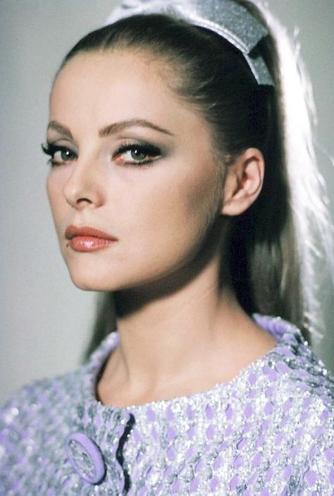 70s Makeup Look, Virna Lisi, Barbara Bouchet, Vintage Hollywood Glamour, Retro Makeup, 파티 드레스, Italian Beauty, Italian Actress, Actrices Hollywood