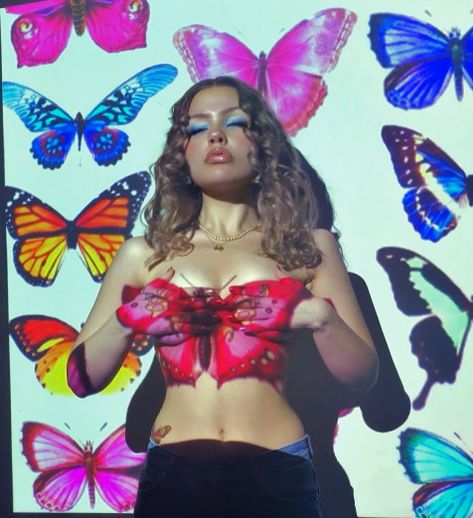 Kali Uchis Butterfly Photoshoot, Butterfly Photoshoot, Divine Feminine Aesthetic, 2000s Photoshoot, Y2k Photoshoot, Lake Photoshoot, Birthday Ideas For Her, Solo Photo, Body Photography