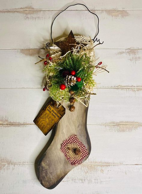 Sock Stretcher Decor, Wooden Stockings Christmas, Primitive Decorating Country Craft Ideas, Wood Christmas Stocking, Wooden Christmas Stocking, Vintage Christmas Diy, Primitive Christmas Crafts, Decor Natal, Primitive Ornaments