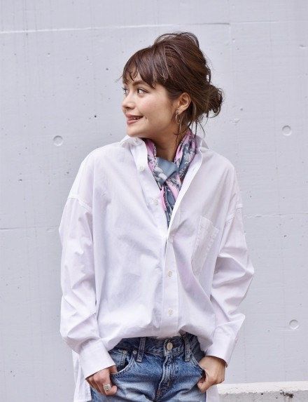 c5cc17e395d3049b03e0f1ccebb02b4d Silk Scarf Style, How To Wear A Scarf, Scarf Outfit, 가을 패션, New Yorker, Scarf Styles, Moda Casual, Silk Scarf, Shirt Outfit