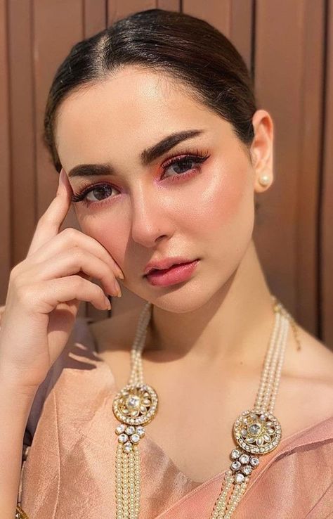 #pakistanicelebrity #jewelry Haina Amir, Hania Aamir, Mehndi Style, Hania Amir, Celebrity Jewelry, Pakistani Jewelry, Pakistani Actress, Pakistani Bridal, Everyday Makeup