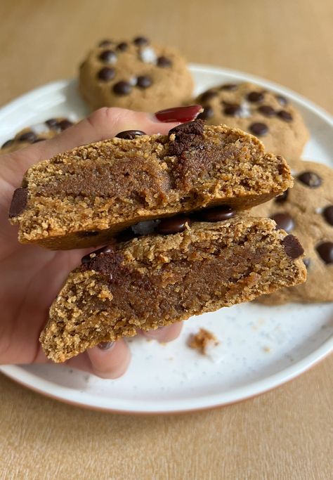 Vegan Chocolate Chip Cookies Stuffed with Caramel | Upbeet & Kaleing It Healthy Protein Desserts, Healthy Bakes, Chocolate Chip Cookie Cups, Cookies Stuffed, Caramel Ingredients, Chocolate Chip Blondies, Butter Caramel, Vegan Caramel, Vegan Chocolate Chip Cookies