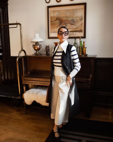 Black and white outfit idea | For more style inspiration visit 40plusstyle.com Roz Kaur, Old Glasses, Chic Fashionista, Ageless Style, Classic Wardrobe, Modern Wardrobe, Photos Of Women, You Rock, Fashion Over 40