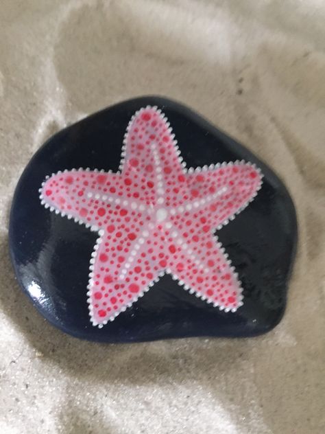 Painted rocks starfish Seashell Rock Painting, Painted Starfish Ideas, Starfish Painted Rock, Rock Art Fish, Starfish Pottery Painting, Starfish Rock Painting, Painted Fish Rocks, Shell Rock Painting, Starfish Painting Easy