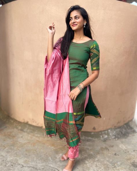 Ikkat Silk Kurta Designs, Silk Kurta Designs, Ikkat Kurta Designs, Chudidhar Designs, Plain Blouse Designs, Kalamkari Dresses, Salwar Neck Designs, Ikkat Dresses, Stylish Kurtis Design