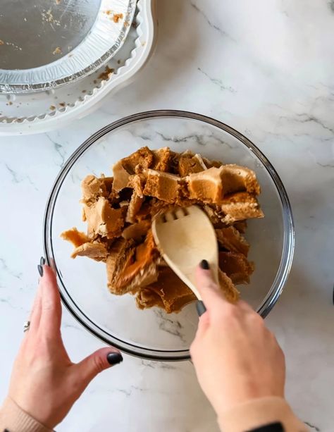 Pumpkin pie cake pops with leftover pumpkin pie Pumpkin Pie Bites From Pie, Leftover Pumpkin Pie Cake Pops, Pumpkin Pie Cake Balls, Pumpkin Pie Cake Pops Easy, Pumpkin Pie Hack, Pumpkin Pie Pops, Leftover Pumpkin Pie Recipes, What To Do With Leftover Pumpkin Pie, Costco Pumpkin Pie Hack