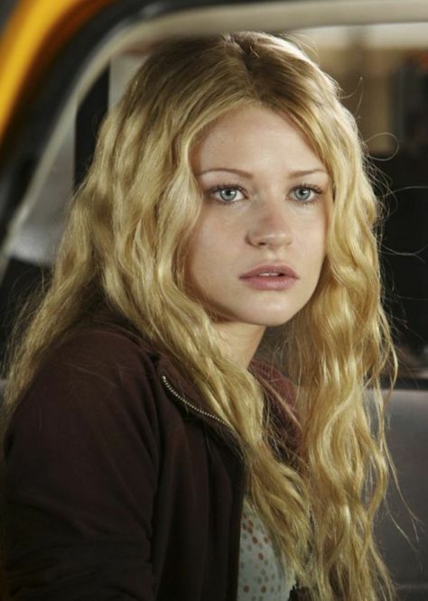 Emilie De Ravin Emilie De Ravin Blonde, Emilie De Ravin Gif, Claire Lost, Claire Littleton, Jeanne Goursaud, Kate Austen, Lost Tv Show, The Hills Have Eyes, Ouat Cast