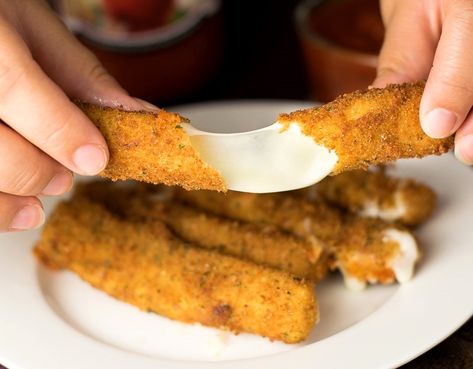 Mozzarella Sticks With String Cheese, Deep Fryer Recipes, Homemade Mozzarella Sticks, Homemade Mozzarella, The Best Burger, Wisconsin Cheese, Deep Fried Food, Best Party Food, Corn Dog