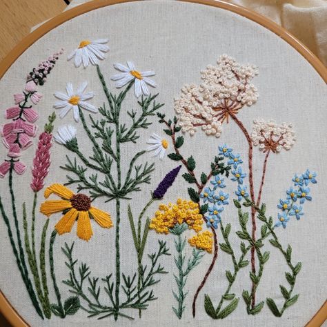 Wildflower Embroidery Pattern Free, Wild Flowers Embroidery, Embroidery Wild Flowers, Embroidery Wildflowers, Wild Flower Embroidery, Embroidered Wildflowers, Embroidery Sunflower, Daisy Aesthetic, Wildflower Embroidery