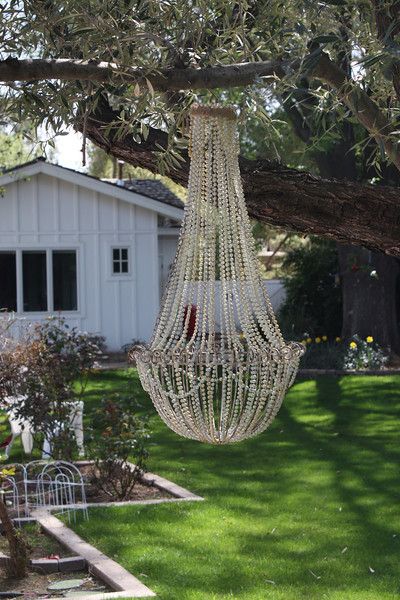 IMG_1542 Awesome chandelier out of metal hanging basket Kattokruunu Diy, Chandelier Rustic, Chandelier Makeover, French Country Chandelier, Beaded Diy, Cheap Blinds, Country Chandelier, Diy Lampe, Outdoor Chandeliers