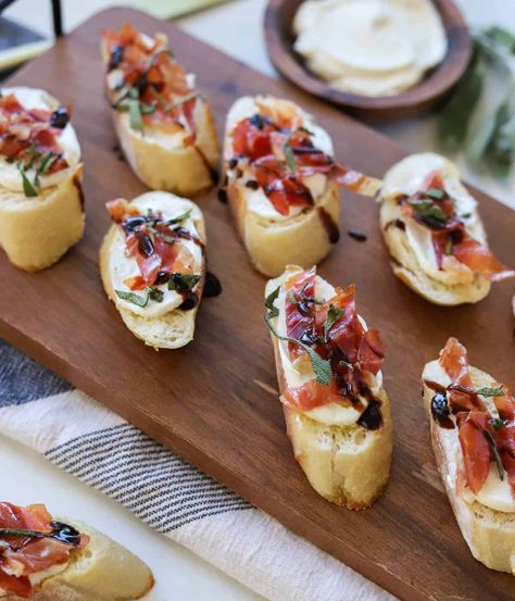 Goat Cheese Prosciutto Appetizer, Whipped Goat Cheese Crostini, Crustini Appetizers Garlic, Goat Cheese Appetizer Easy, Appetizer Crostini, Goat Cheese Prosciutto, Cheese Appetizers Easy, Prosciutto Appetizer, Best Holiday Appetizers