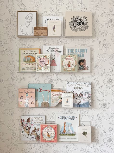 Tale Of Peter Rabbit, Peter Rabbit Nursery, Emprendimiento Ideas, Nursery Book, Nursery Bookshelf, Rabbit Nursery, Nursery Room Design, Baby Room Inspiration, Nursery Room Inspiration