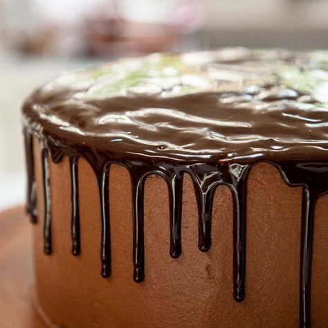 Dark Chocolate Drip Recipe, Ganash Cake, Chocolate Drip Recipe, Easy Moist Chocolate Cake, Glaze Frosting, Drip Cake Recipes, Prune Cake, Easy Chocolate Ganache, Sugar Geek