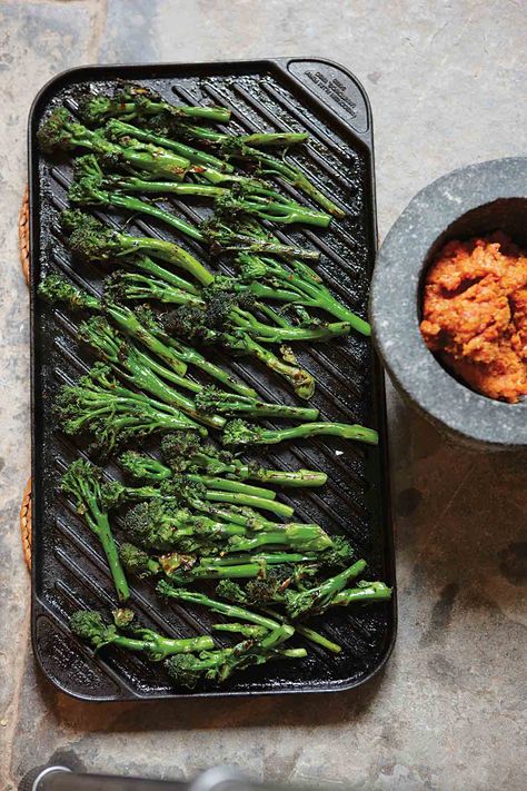 This easy side dish, made by grilling broccoli or broccolini has a smoky flavor that pairs beautifully with grilled meats. #broccoli #broccolini #sides #grilling Grilling Broccoli, Brocolini Recipes, Grilled Butternut Squash, Grilled Kale, Seasoned Broccoli, Broccolini Recipe, Charred Broccoli, Grilled Vegetable Recipes, Best Sides