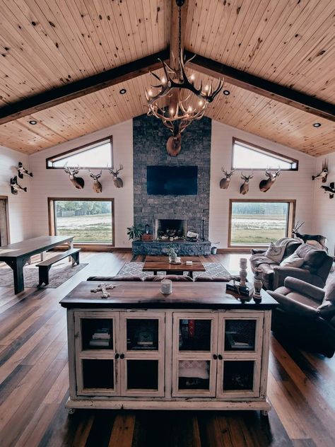 Family Room Design Vaulted Ceiling, Cute Country House Decor, Modern Rustic Style Homes, Rustic Inground Pool Ideas, Bardominum Ideas Living Room, Texas Style Barndominium, Shop Home Interior, Barndominum Living Room, Barndo Great Room