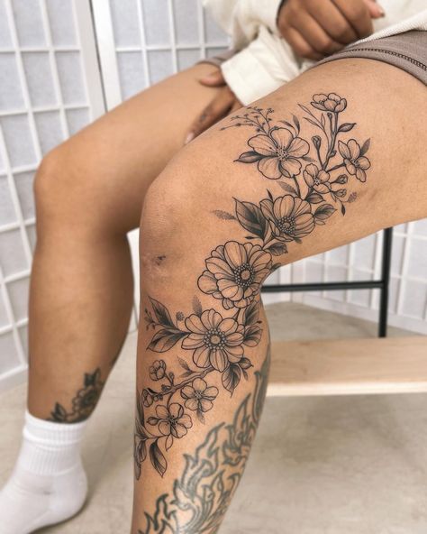 Knee Piece Tattoo, Black N White Tattoos For Women, Flower Tattoos Knee, Women Leg Sleeve Tattoo Ideas Stencil, Woman’s Tattoo Ideas, Tattoo Ideas Female Thigh Flowers, Floral Tattoo Leg Sleeve, Dainty Leg Sleeve, Daisy Leg Tattoo